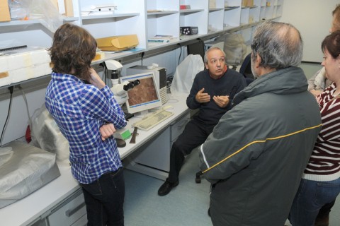 Los asistentes escuchan a Ignacio Montero, responsable del laboratorio