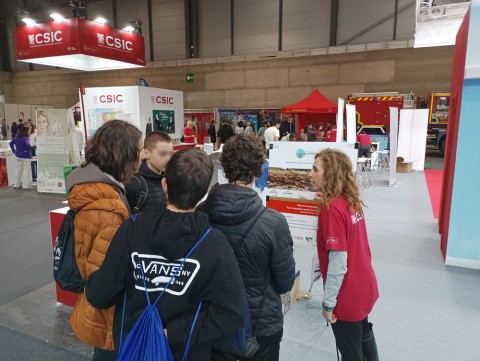 Nieves Marín (IH-CSIC) con unos jóvenes interesados en la estratigrafía