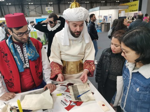 Rubén González muestra el contenido de un manuscrito a los visitantes