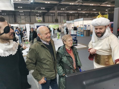 Los asistentes disfrutan escuchando a Rubén González