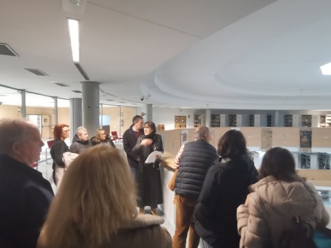 Los asistentes visitan la biblioteca Tomás Navarro Tomás